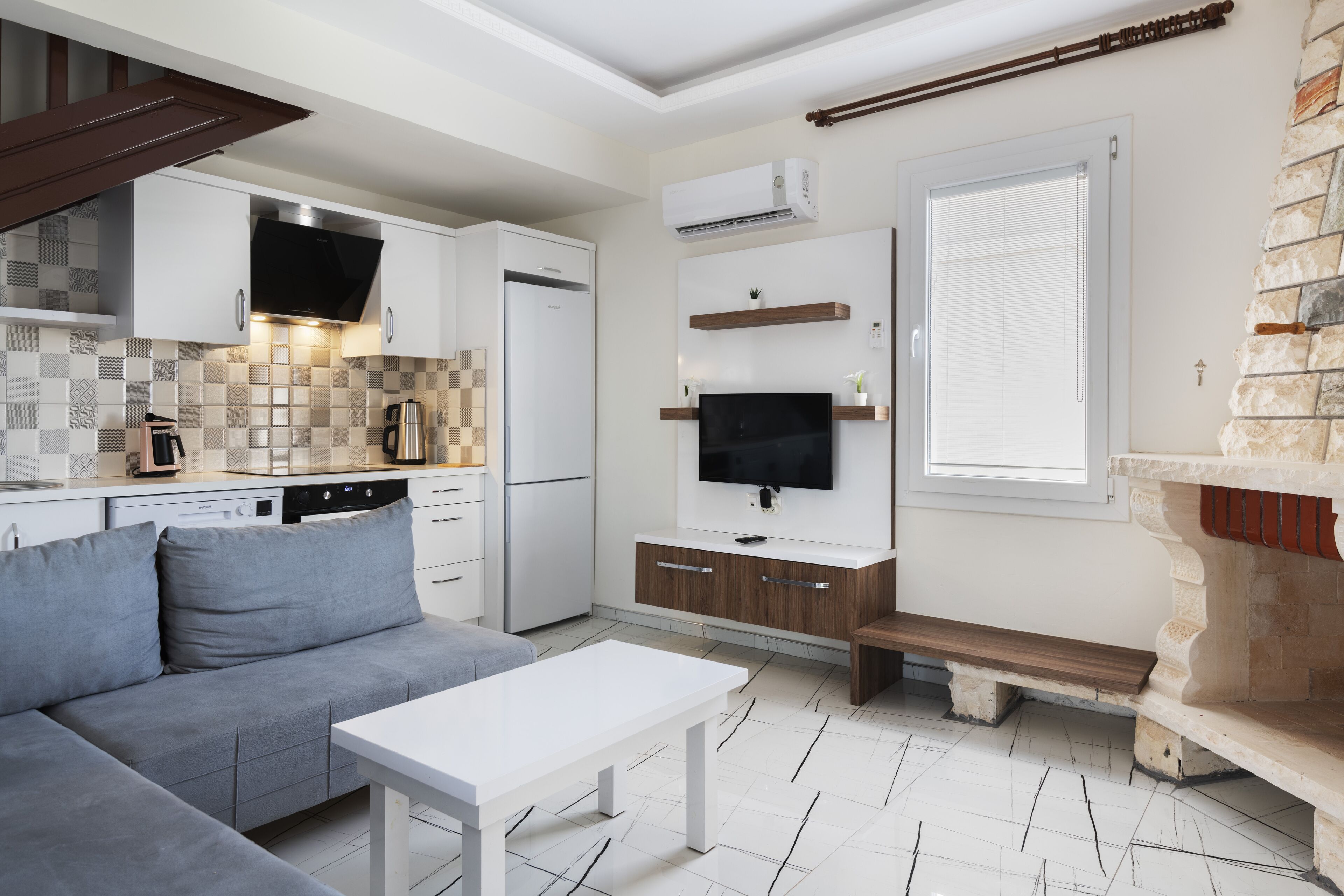 executive apartment, 3 bedrooms, annex building | living area | 80-cm lcd tv with satellite channels, tv