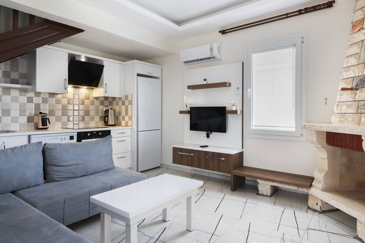 executive apartment, 3 bedrooms, annex building | living area | 80-cm lcd tv with satellite channels, tv