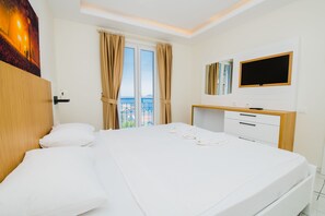 ميني بار وستائر تعتيم وواي فاي مجانًا وملاءات أسرّة