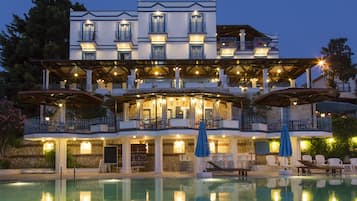 Seasonal outdoor pool, open 8:30 AM to 7:30 PM, pool umbrellas