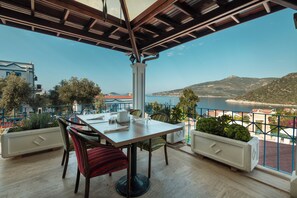 2 من المطاعم، حيث تُقدم وجبات الإفطار، الغداء، العشاء، الأطباق التركية