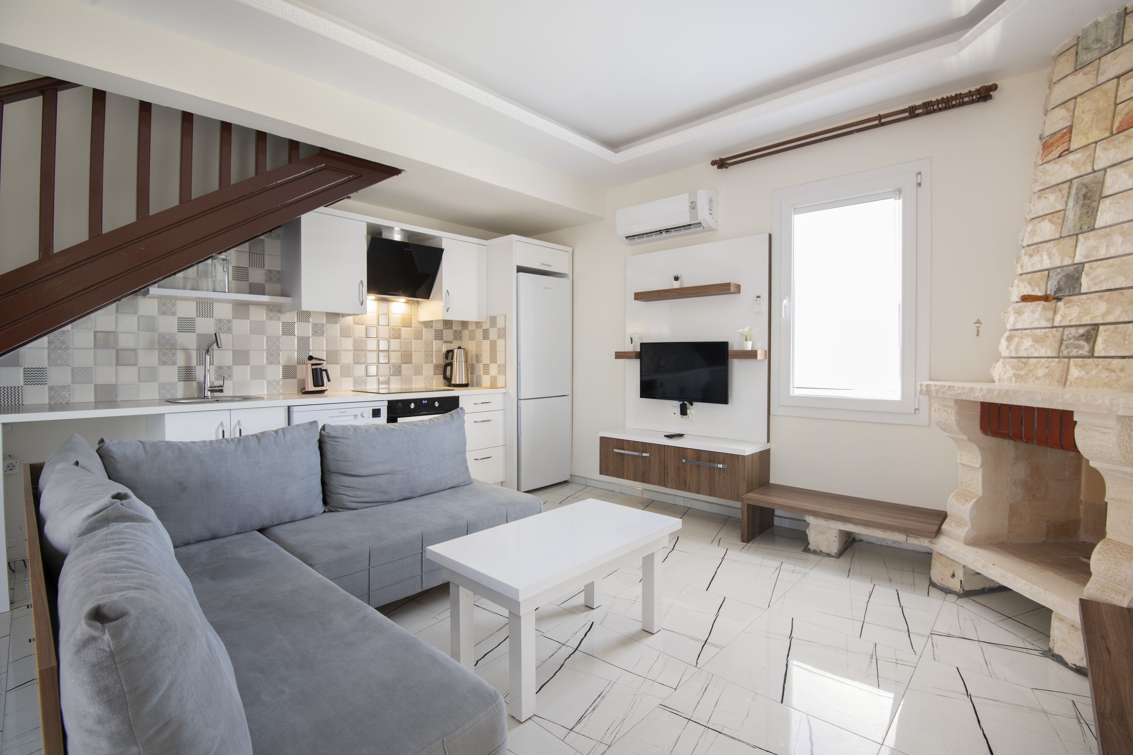 executive apartment, 3 bedrooms, annex building | living area | 80-cm lcd tv with satellite channels, tv