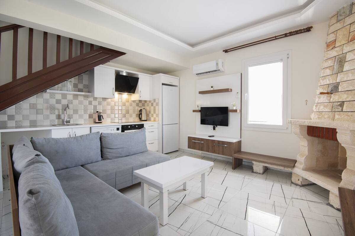 executive apartment, 3 bedrooms, annex building | living area | 80-cm lcd tv with satellite channels, tv