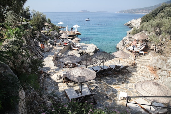 Playa privada cerca, tumbonas, sombrillas y bar en la playa