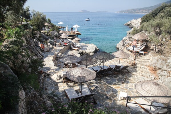 Privéstrand vlakbij, ligstoelen, parasols, een strandbar