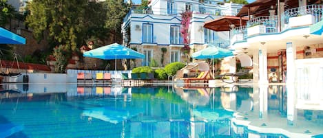 Seasonal outdoor pool, open 8:30 AM to 7:30 PM, pool umbrellas