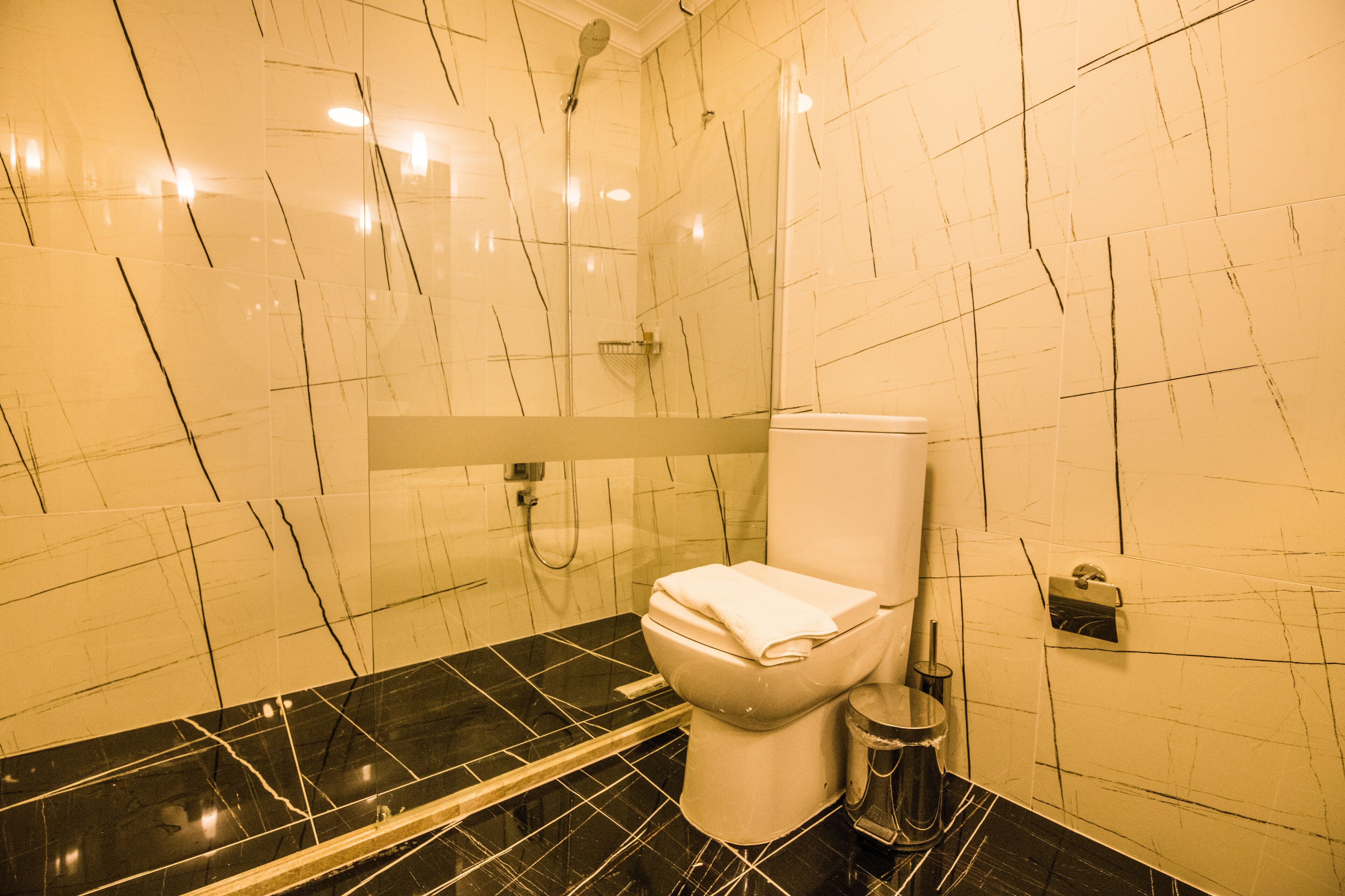 Ein Badezimmer mit Toilette, Bidet und Dusche.