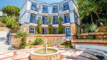 Suite Junior, 1 lit double, vue montagne | Vue sur la cour