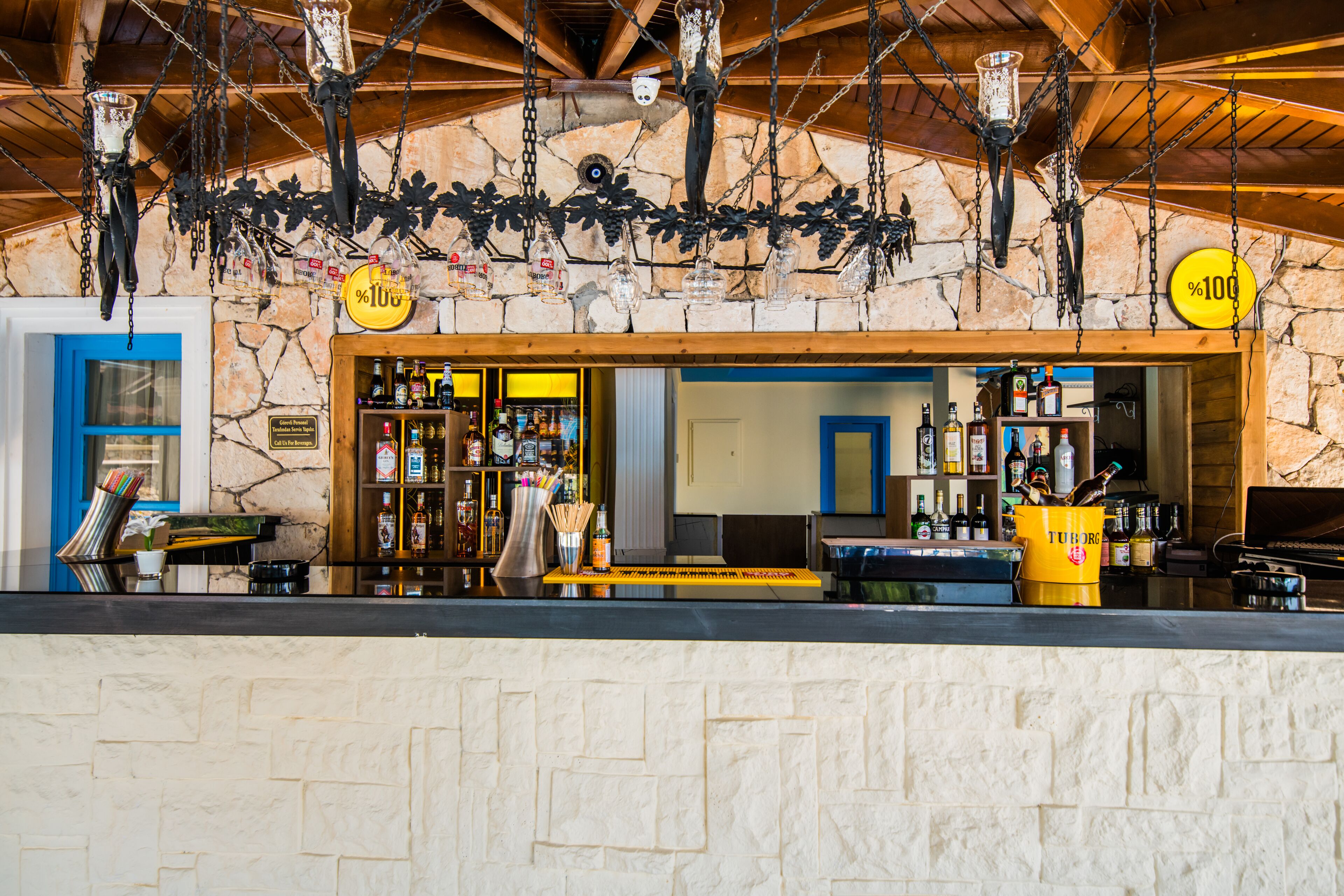 2 bars/lounges, lobby lounge