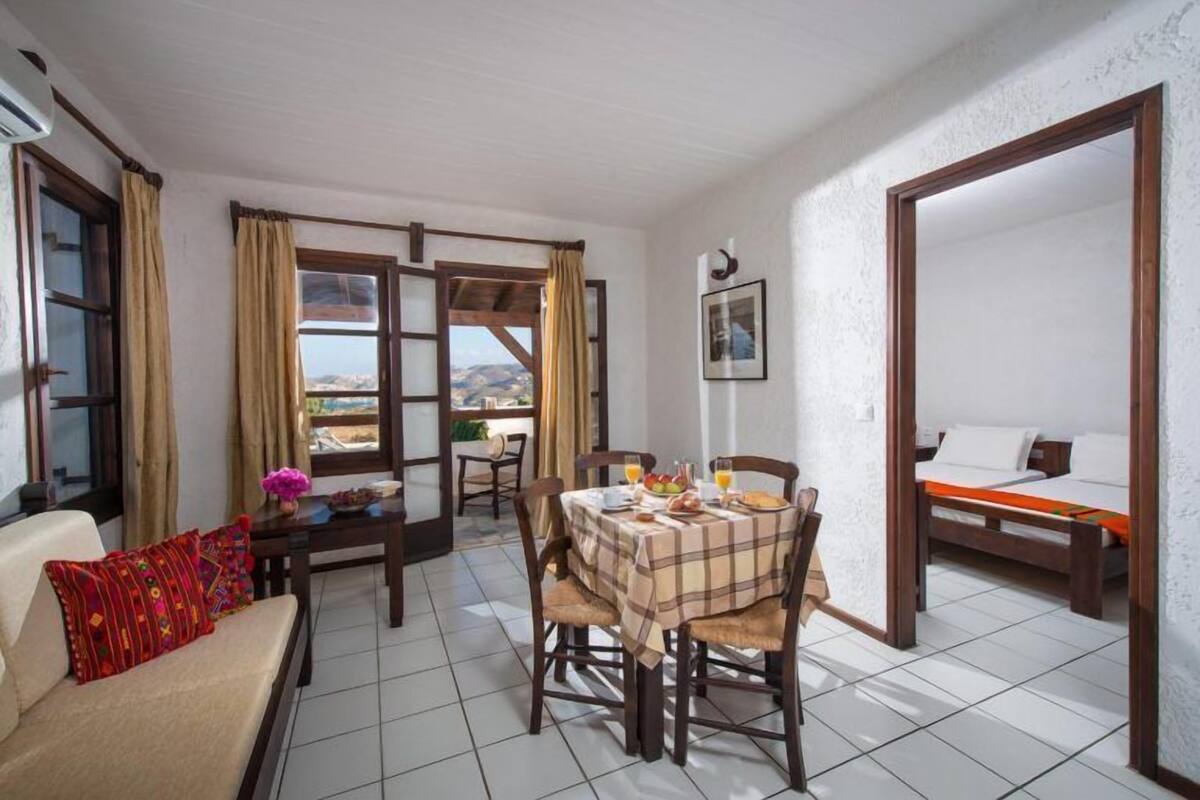 In-room safe, soundproofing, free WiFi, bed sheets