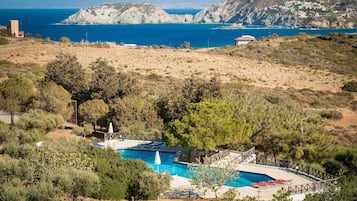 Piscina externa sazonal, guarda-sóis, espreguiçadeiras