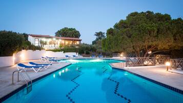 Außenpool (je nach Saison geöffnet), Sonnenschirme, Liegestühle