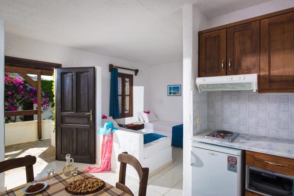 Twin Studio with Side Sea View | In-room safe, soundproofing, iron/ironing board, free WiFi
