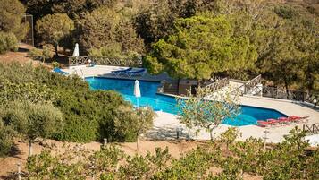 Außenpool (je nach Saison geöffnet), Sonnenschirme, Liegestühle