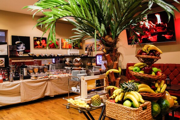 Tägliches Frühstücksbuffet (14.50 EUR pro Person)