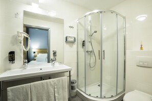 Shower, free toiletries, hair dryer, towels - LivInn Hotel (Dortmund)