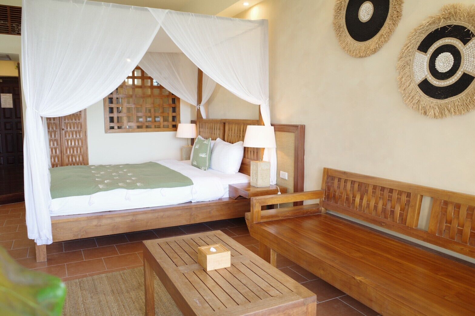 Cubrecamas, decoración personalizada, escritorio y cortinas blackout 