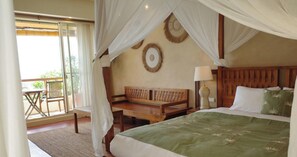 Down comforters, individually decorated, desk, blackout drapes - Red Garden Resort (Hengchun)