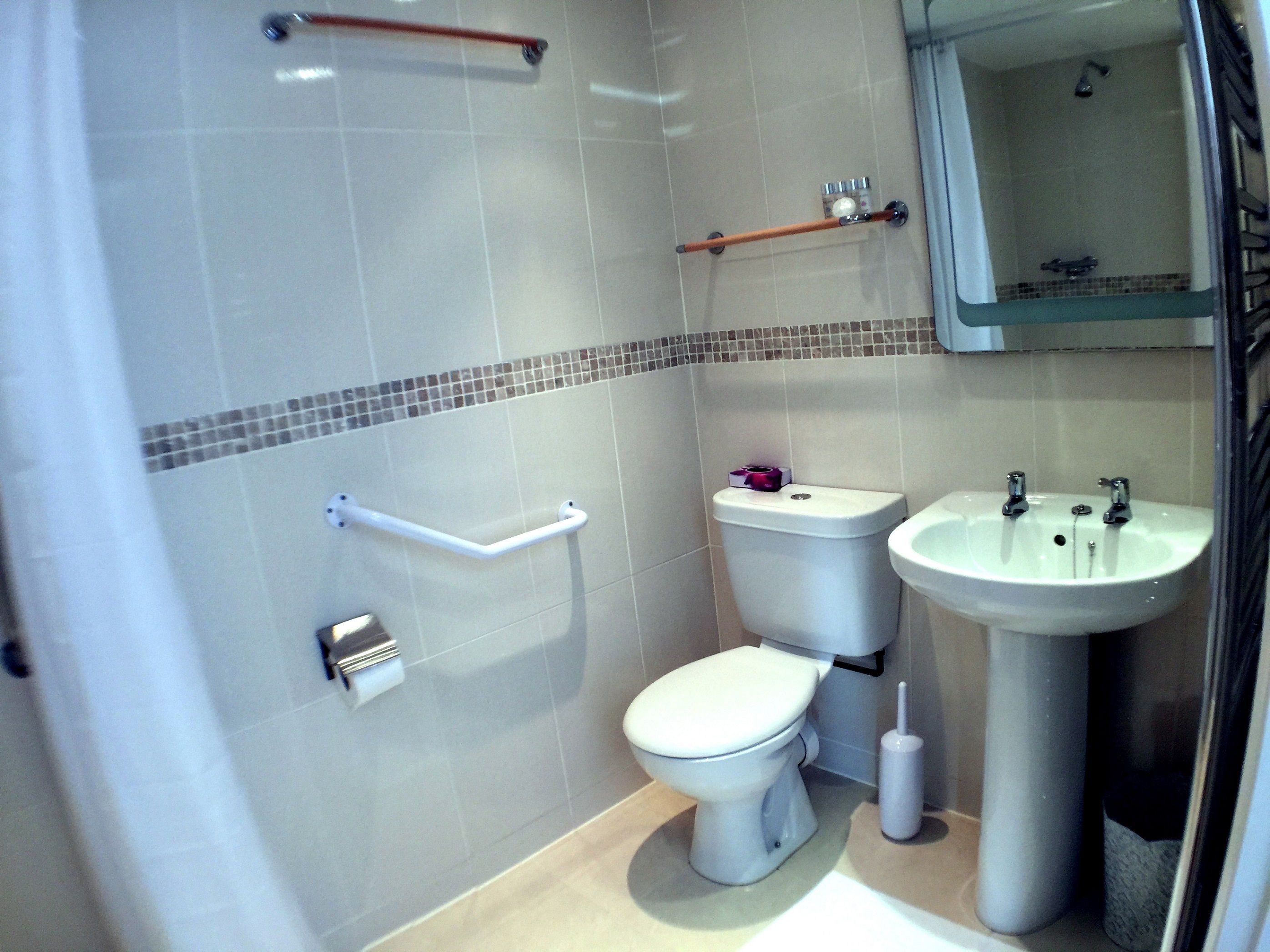 double room | bathroom | free toiletries, towels