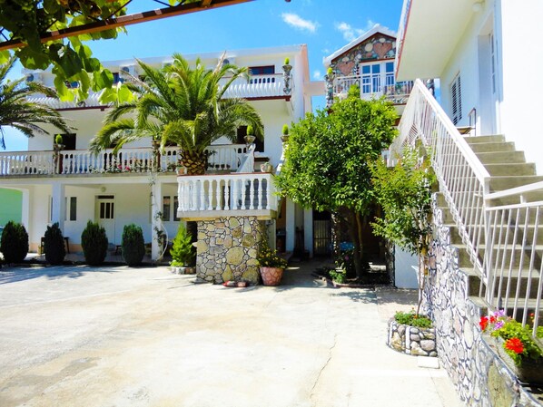 Courtyard - Radonjic Apartments (Lastva Grbaljska)