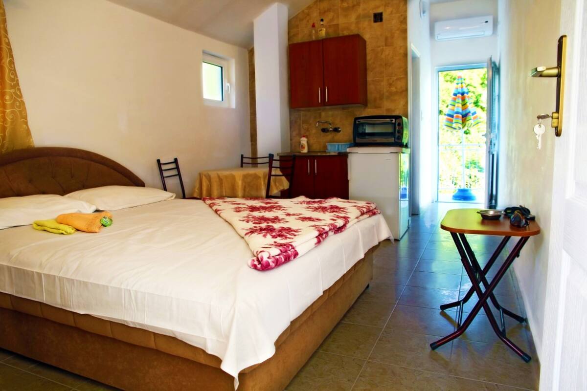 Apartment, 1 Bedroom (2 Adults) | Desk, iron/ironing board, cribs (free), WiFi (free)