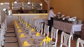 TĂ€gliches FrĂŒhstĂŒcksbuffet (17.5 EUR pro Person)