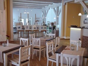 حيث تُقدم وجبات الغداء، العشاء، أطباق البحر المتوسط، إطلالات على الحديقة