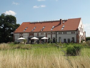 المنشأة من الخارج