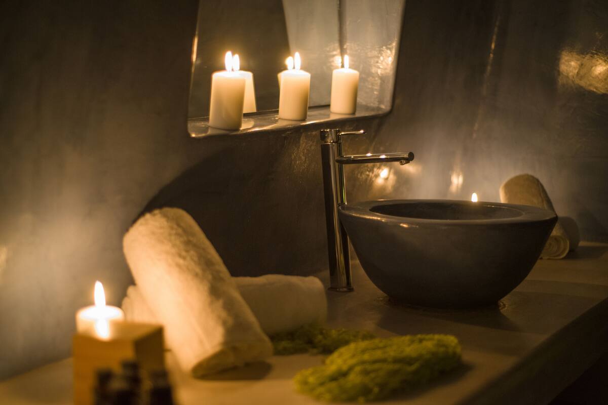 apanemo suite by k7k with exterior hot tub | bathroom | shower, rainfall showerhead, designer toiletries, hair dryer