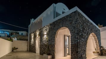 Apoplous Suite by K&K with Exterior Hot Tub | 1 bedroom, premium bedding, minibar, in-room safe