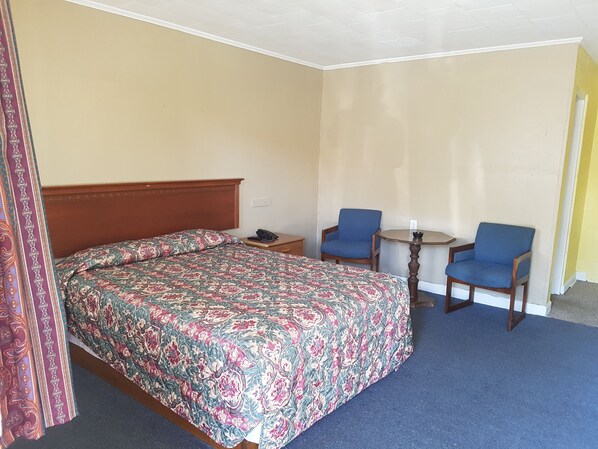 Economy Room, 1 King Bed, Smoking | Free WiFi, bed sheets