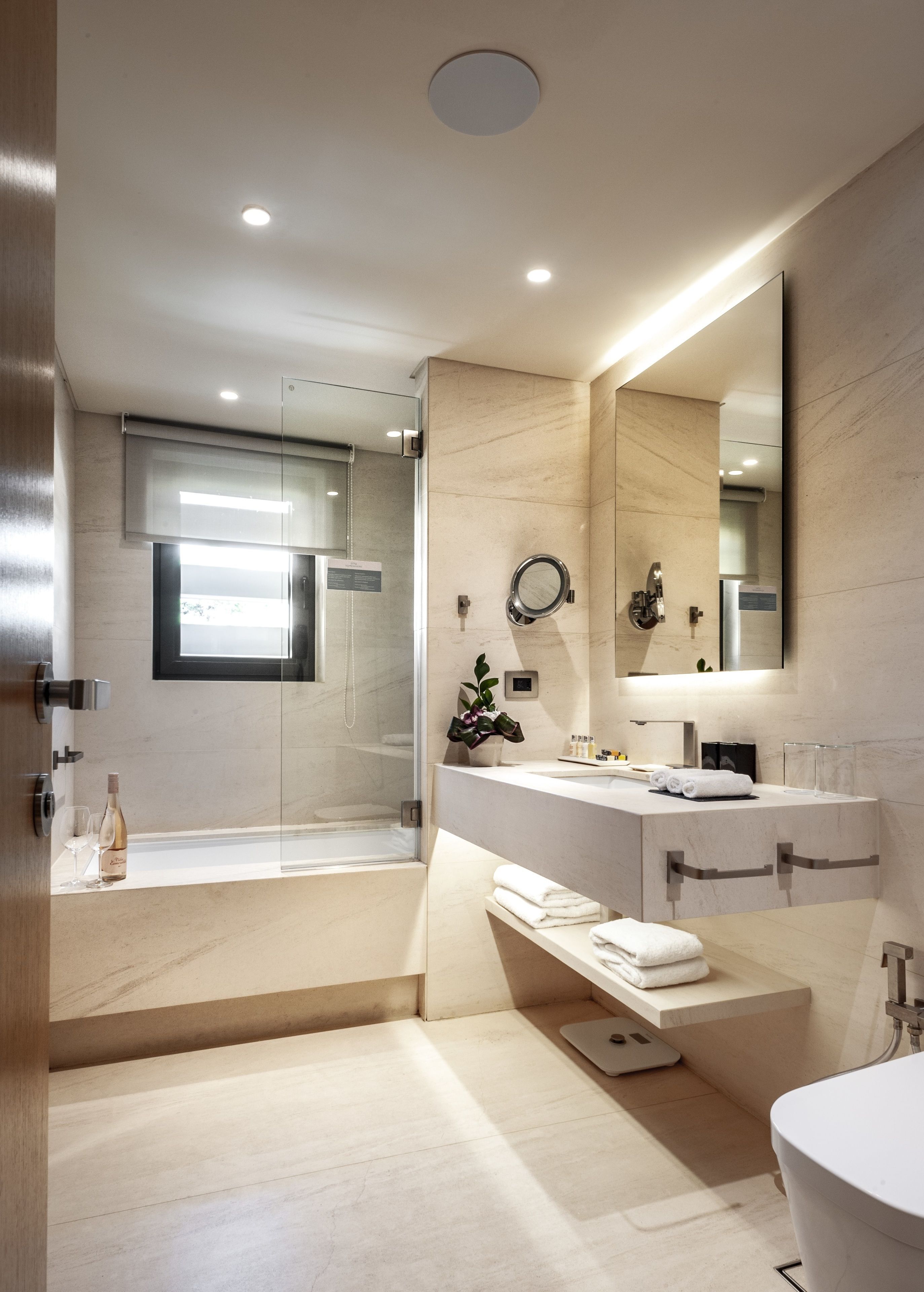 deluxe double room, partial sea view | bathroom | free toiletries, hair dryer, bathrobes, slippers