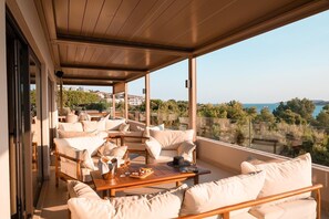 Loftsleilighet, sjøutsikt | Sengetøy av topp kvalitet, minibar, safe på rommet og skrivebord