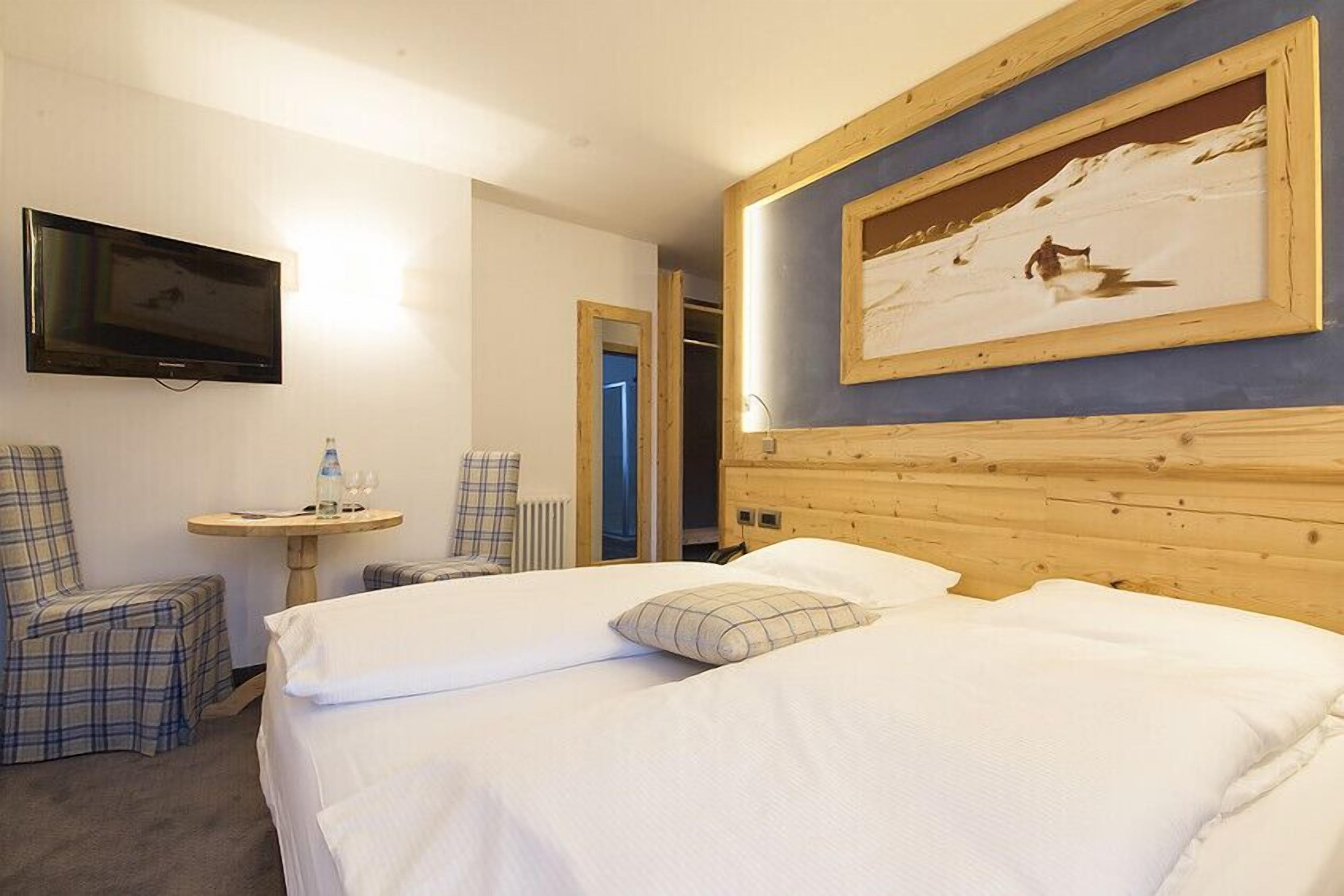 junior suite | in-room safe, desk, soundproofing, cots/infant beds