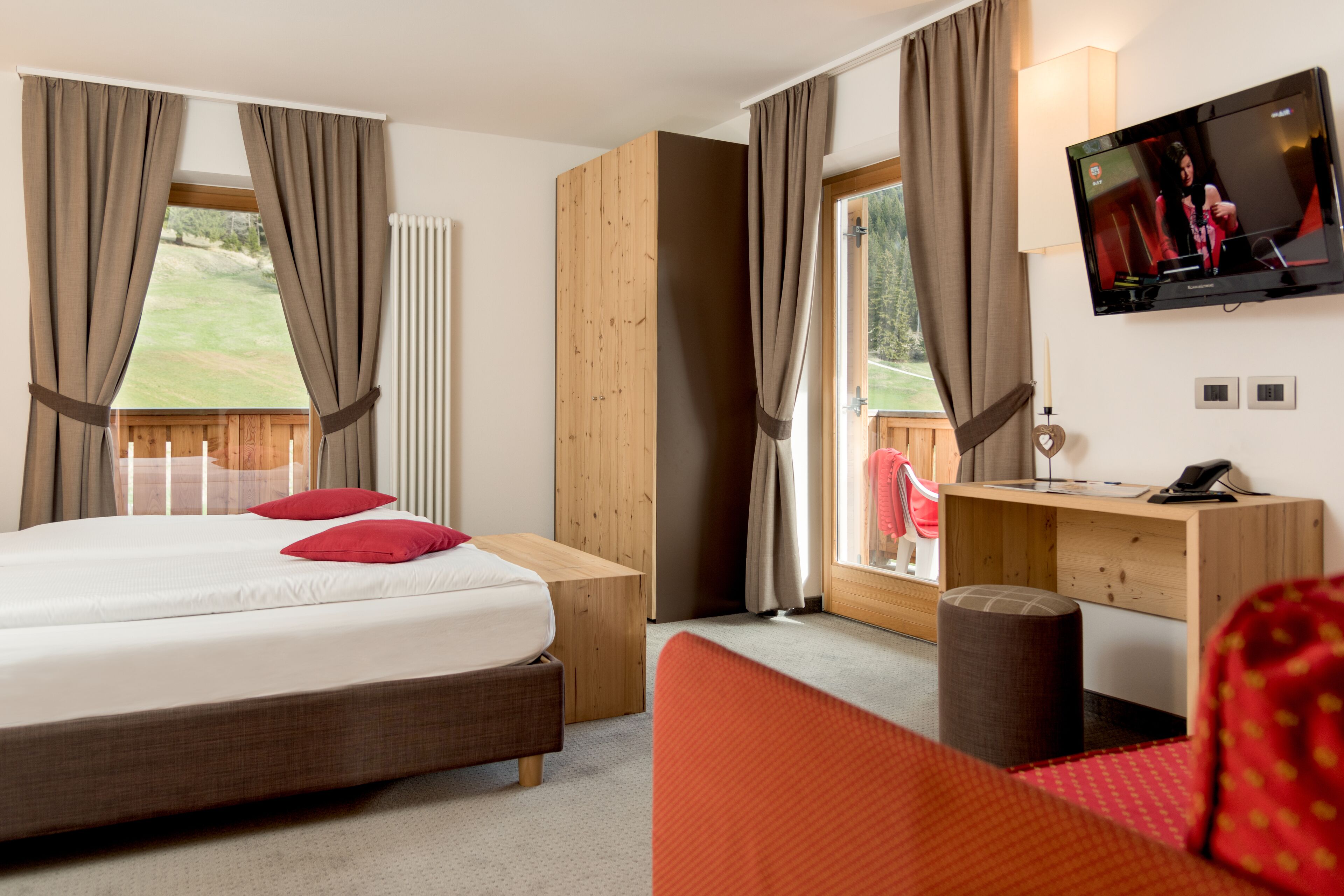 quadruple room (mountain) | in-room safe, desk, soundproofing, cots/infant beds