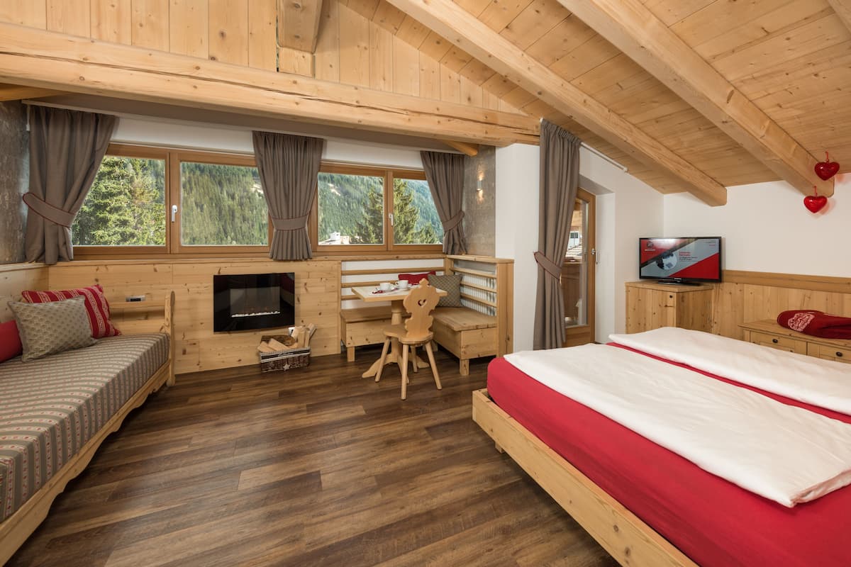 In-room safe, desk, soundproofing, cots/infant beds