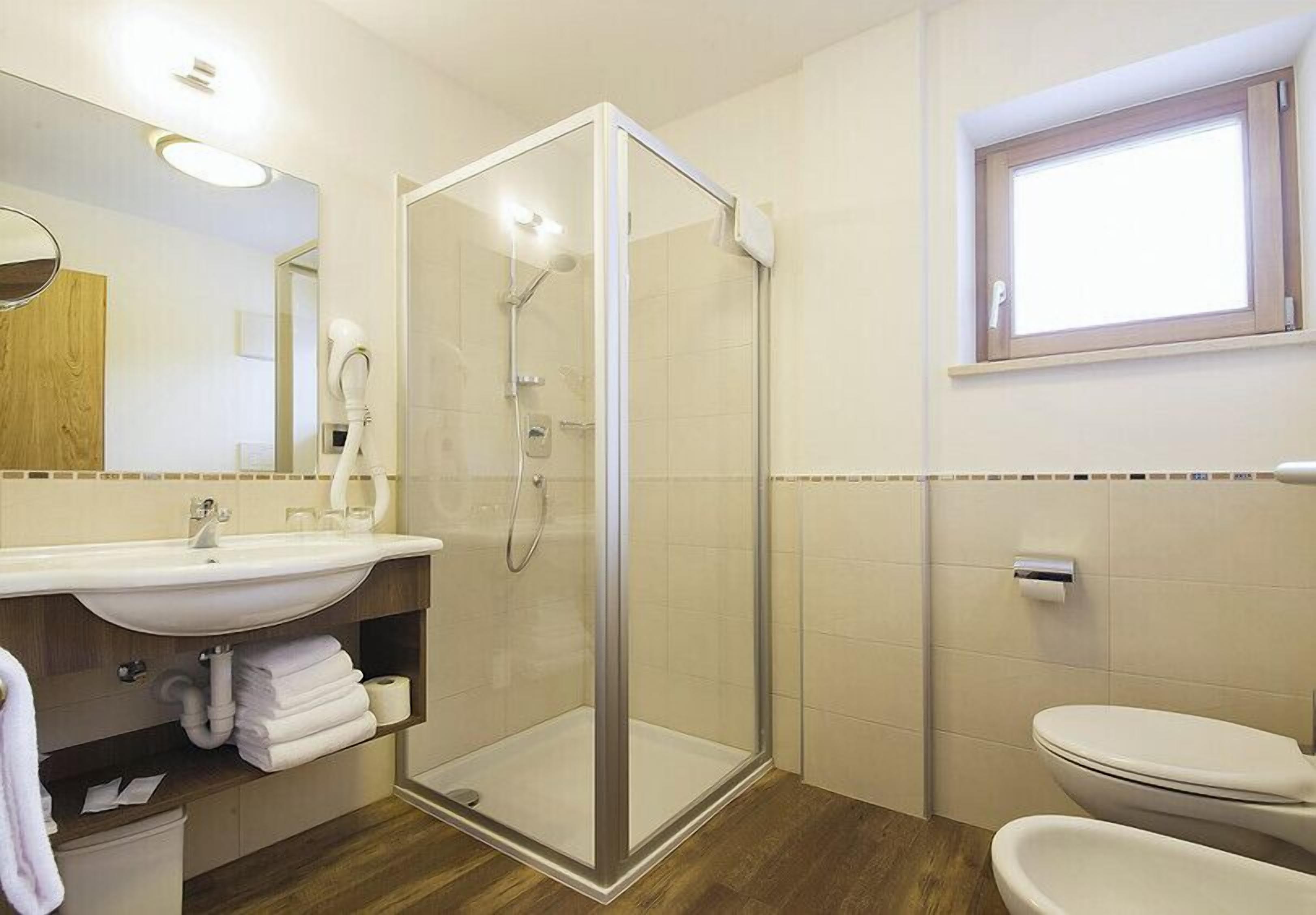 junior suite | bathroom | shower, free toiletries, hair dryer, bidet