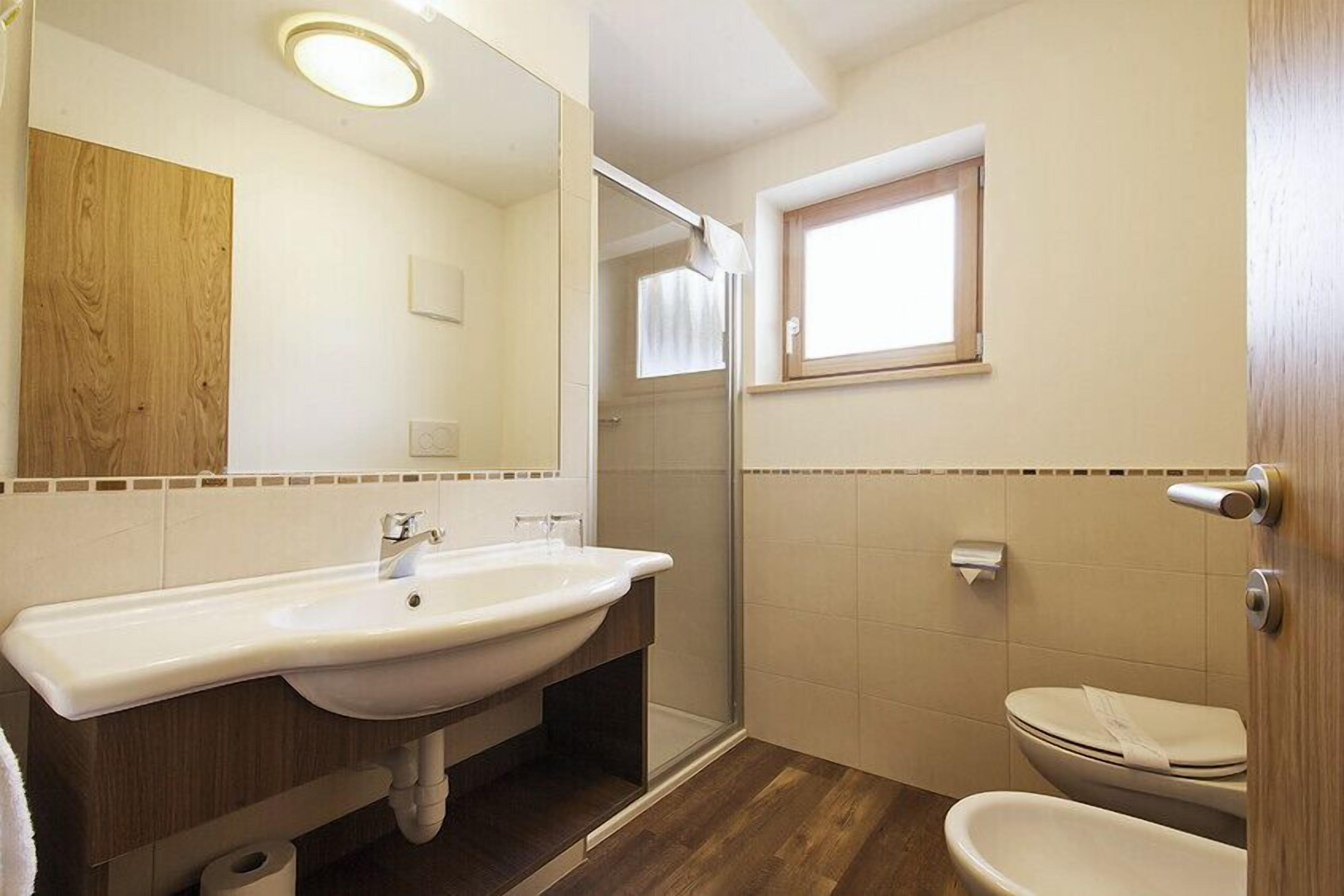 romantic double room | bathroom | shower, free toiletries, hair dryer, bidet