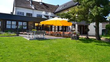 Der serveres frokost, aftensmad og regionale retter