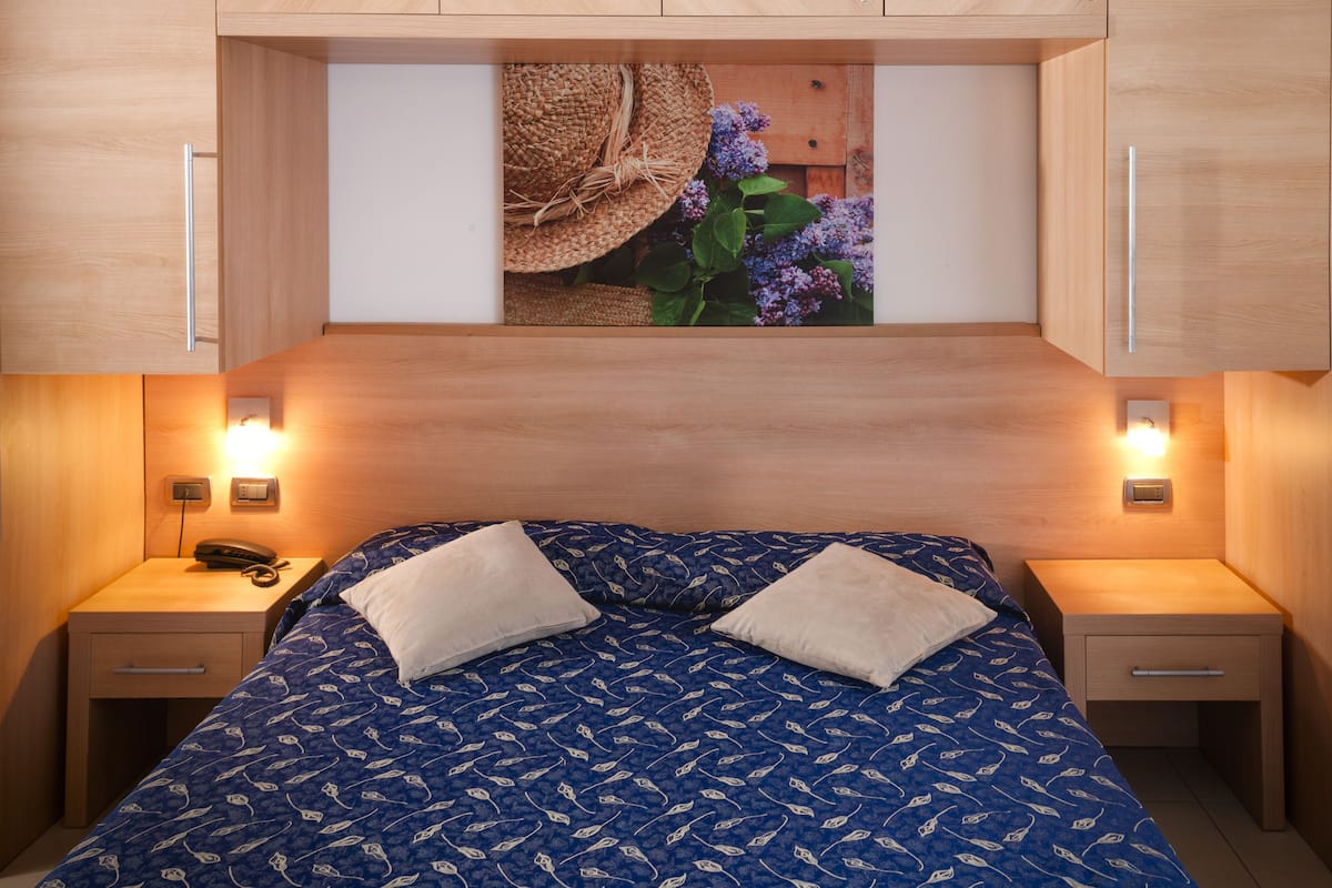 Premium bedding, in-room safe, individually decorated