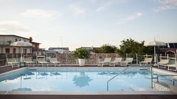 Piscina stagionale all'aperto, una piscina in terrazza