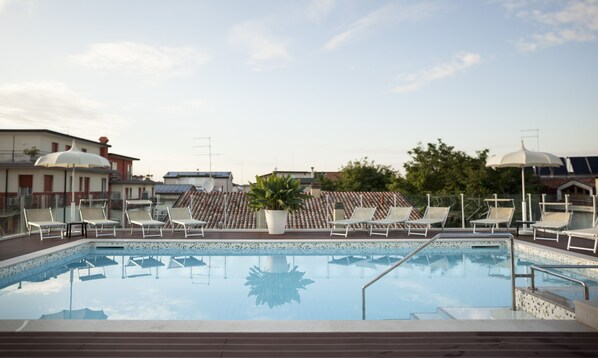 En säsongsöppen utomhuspool, pool på takterrassen och parasoller