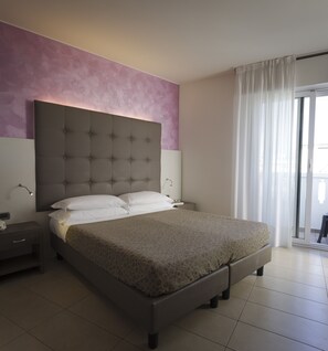 Sängtillbehör av högsta kvalitet och värdeförvaringsskåp på rummet