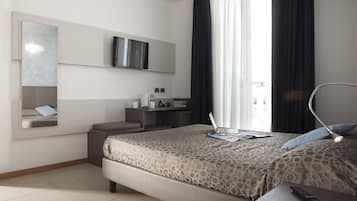Suite familiar | Ropa de cama de alta calidad y caja de seguridad en la habitación