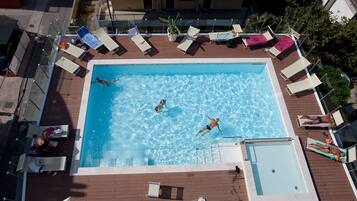 AuĂenpool (je nach Saison geöffnet), Pool auf dem Dach, Sonnenschirme