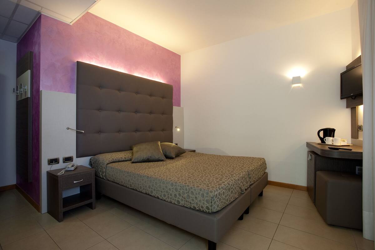 Premium bedding, in-room safe, individually decorated
