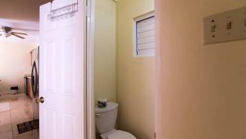 Apartament urbà, 2 dormitoris, cuina, nivell executiu | Bany | Combinació de dutxa i banyera i articles de tocador gratuïts
