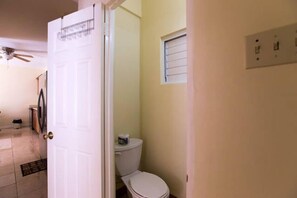 Apartamento City, 2 habitaciones, cocina, planta ejecutiva | Baño | Ducha y bañera combinadas y artículos de higiene personal gratuitos