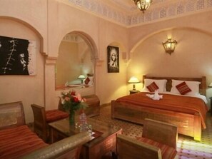 Sviitti, oma kylpyhuone (Royale) | Ylelliset vuodevaatteet, tallelokero huoneessa, työpöytä, äänieristys