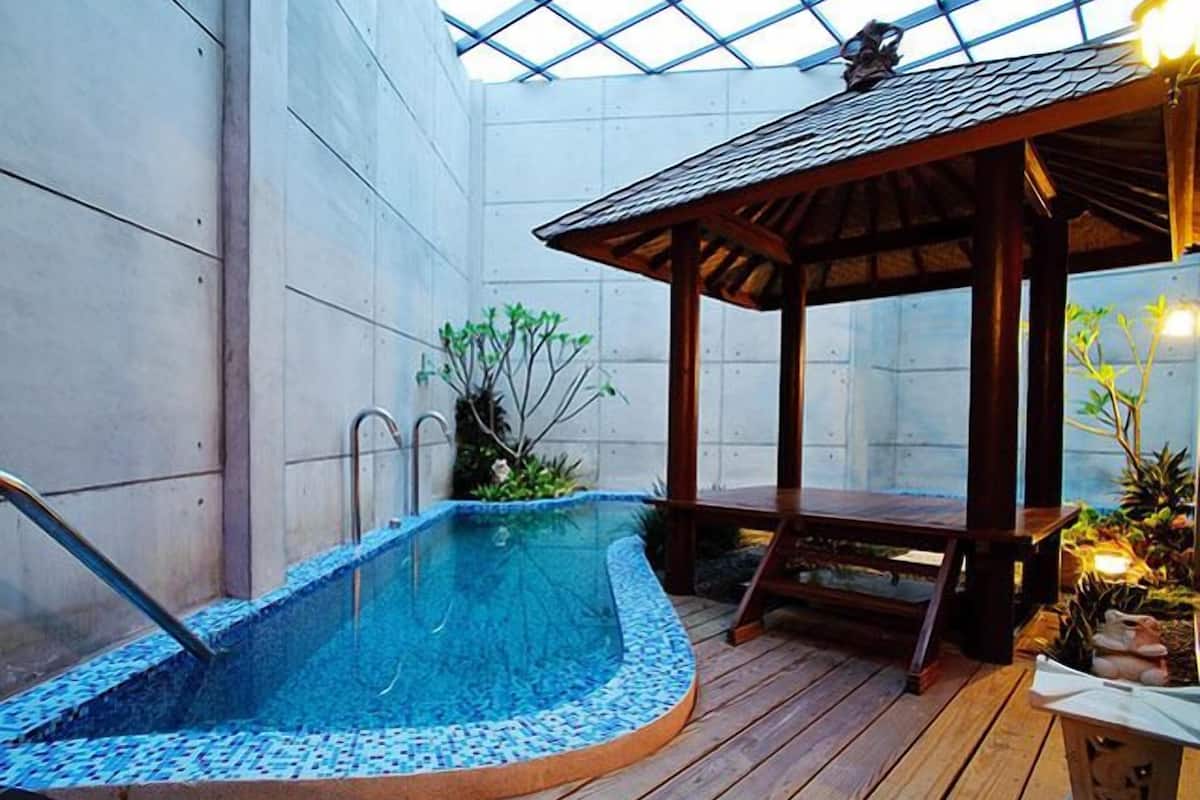 Double Room, Hot Tub (Garage)